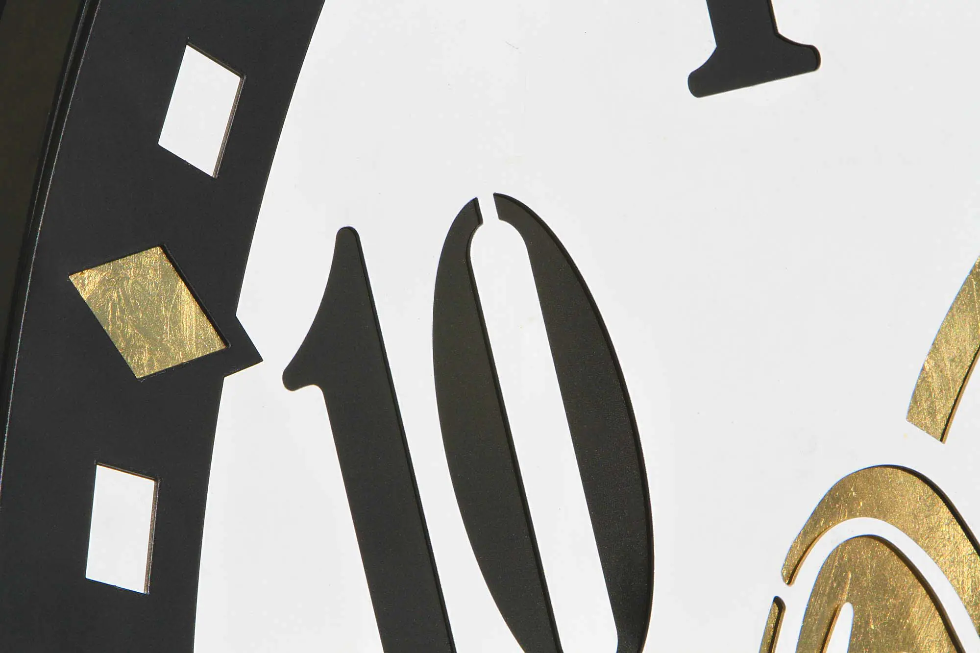 Gros plan sur le cadran d’une horloge de tour Bell Systems
