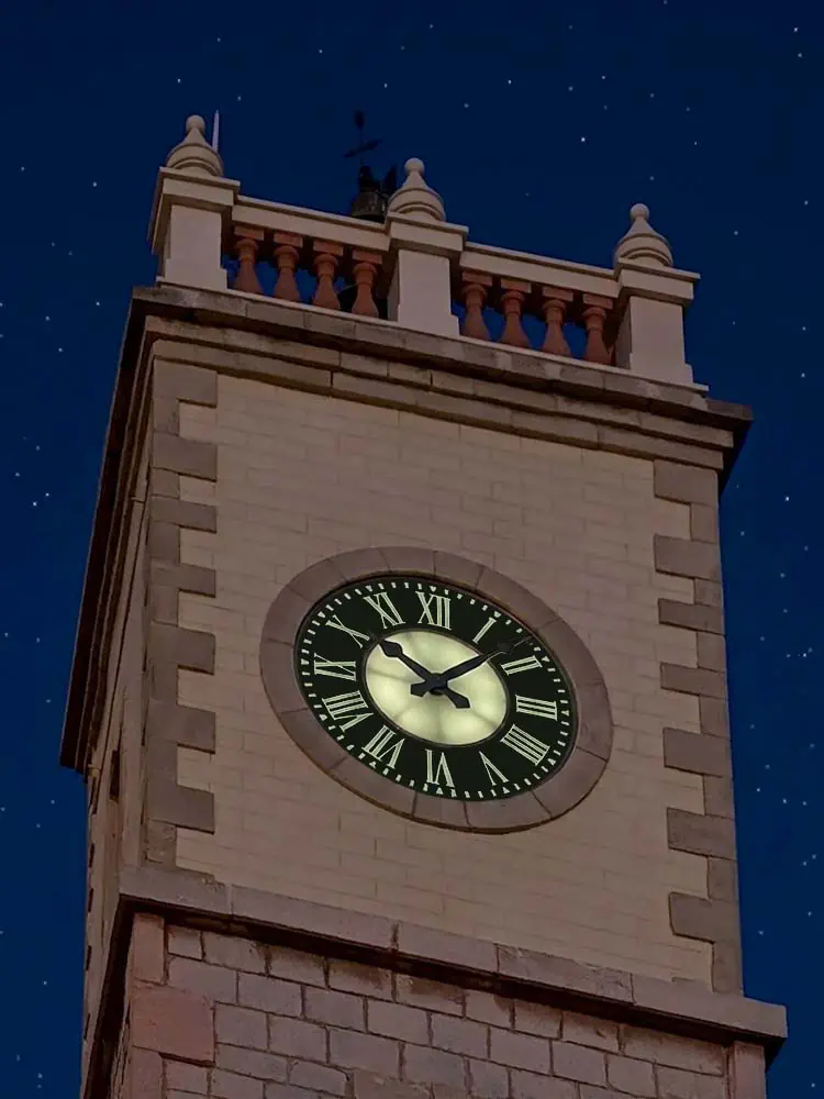 Horloge de tour Bell Systems illuminée la nuit